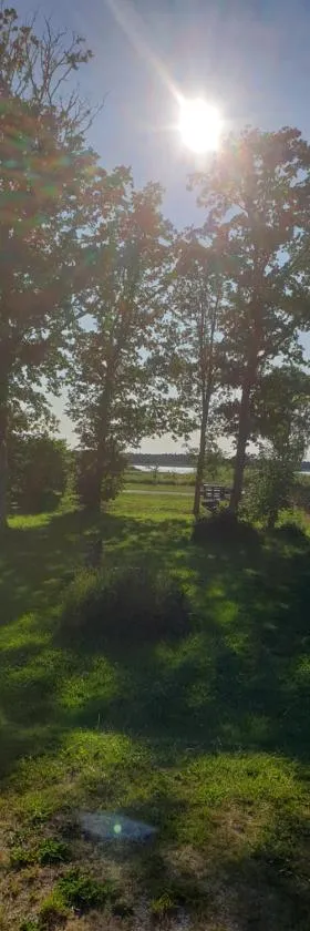 Härlig stuga vid havet，位于Burgsvik的酒店