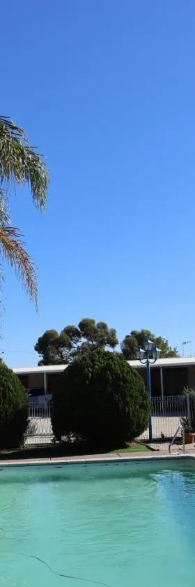 卡普里汽车旅馆，位于巴尔拉纳德的酒店