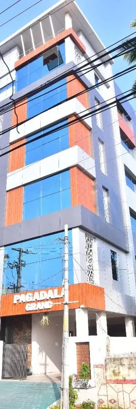 Pagadala Grand Residency，位于Bāpatla的酒店