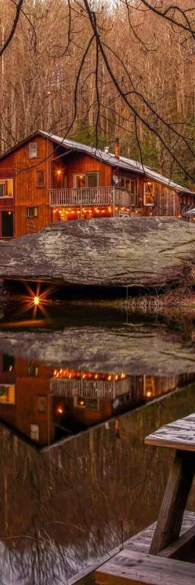 Serene mountain getaway, Hot Tub, Sauna, Lake View, Swim, Fish, Hiking, EV plugin，位于布恩的酒店