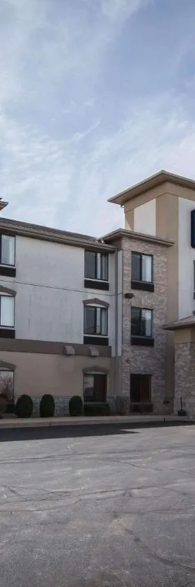 Comfort Inn Crystal Lake - Algonquin，位于克里斯特尔莱克的酒店