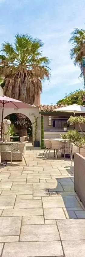 Logis Hôtel Les II Mas - Perpignan Sud，位于卡贝斯塔尼的酒店