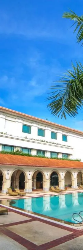 Waterfront Airport Hotel and Casino，位于麦克坦的酒店