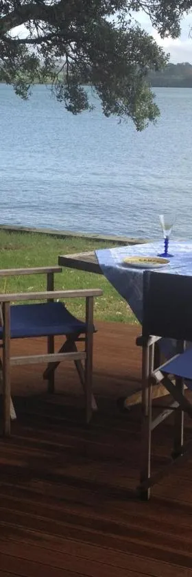 Absolute Waterfront Serenity Near Auckland，位于Clarks Beach的酒店