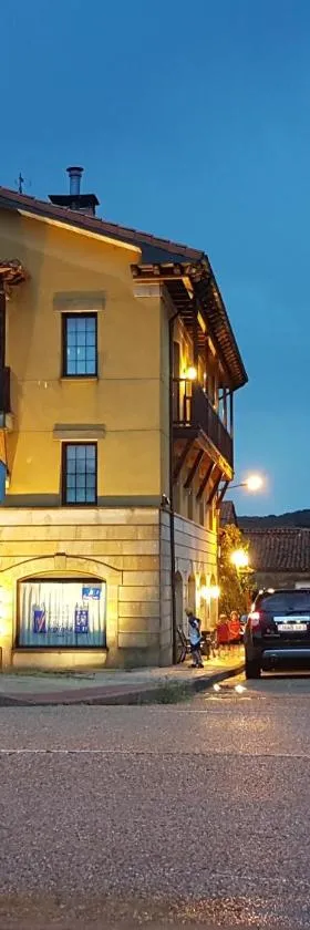 弗吉尼亚R.H.酒店，位于比努埃萨的酒店