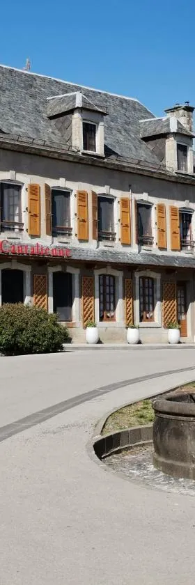 La Ruche Cantalienne，位于Saint-Étienne-de-Chomeil的酒店