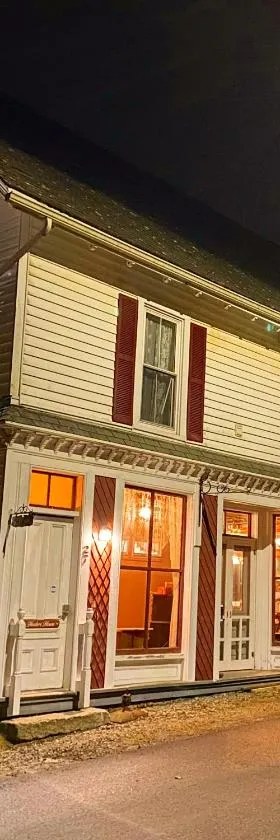 Harbor House Hotel by Umaniii in Jonesport Maine，位于Jonesport的酒店