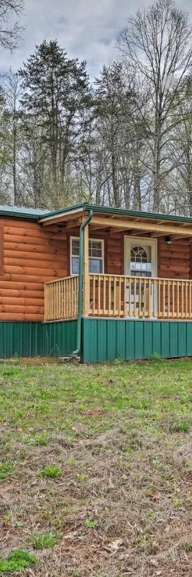 Cozy Bidwell Cabin with Deck Trail and Creek Access!，位于Bidwell的酒店