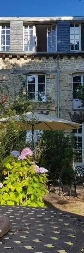 MANOIR DU TERTRE au coeur de la forêt de Brocéliande，位于潘蓬的酒店