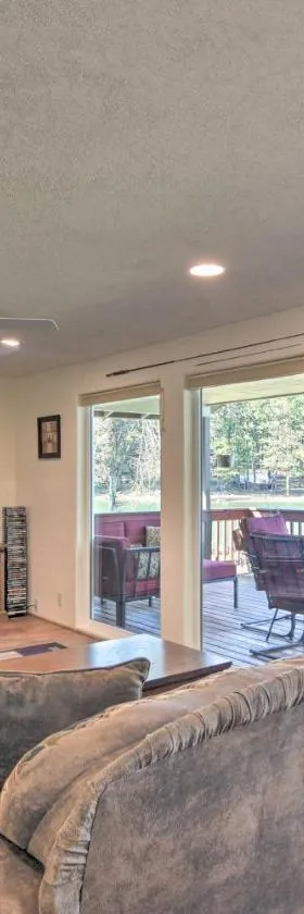 House with Private Deck on the Rock Creek Reservoir!，位于Tygh Valley的酒店
