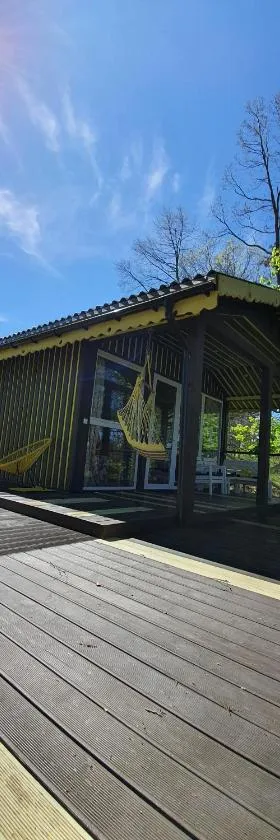 VIP Yellow dream house Sodyba Geras geltona žalia raudona violetinė，位于阿尼克什奇艾的酒店