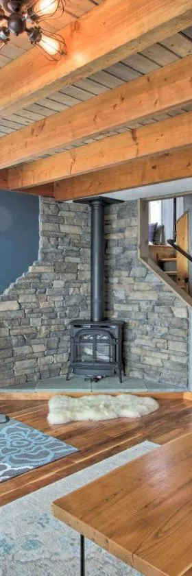 Slopeside Burke Mtn Condo with Amenity Access!，位于East Burke的酒店