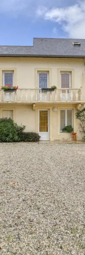 Maison spacieuse avec jardin près de Le Bouffay，位于Commes的酒店