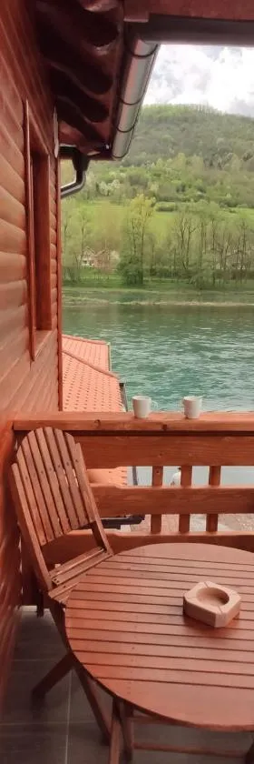 Apartmani ODMOR NA DRINI，位于Ljubovija的酒店