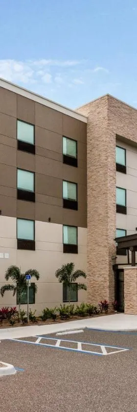 Holiday Inn Express & Suites Ft Myers Beach-Sanibel Gateway by IHG，位于迈尔斯堡海滩的酒店
