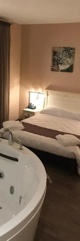 Logis Hôtel restaurant Les Minotiers，位于米雷普瓦的酒店