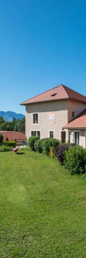 "La Combe Fleurie" Appartements & Chambres，位于尚普索地区圣博内的酒店