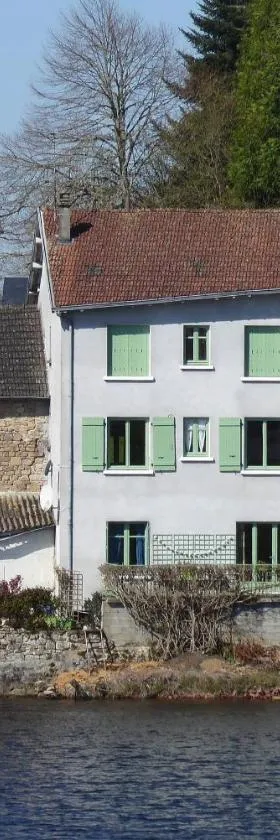 Chambres d'Hôtes L'Hirondelle du Lac，位于Peyrat-le-Château的酒店