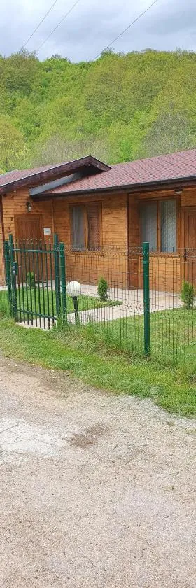 ЕКО БУНГАЛА，位于Trŭn的酒店