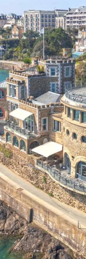 Castelbrac Hotel & Spa，位于迪纳尔的酒店