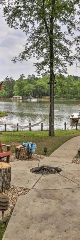 Lakefront Sparta Home Fire Pit, Dock and Kayak，位于Sparta的酒店