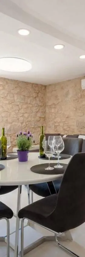 Ladovina, Relaxing Enviroment with a Modern Apartment in a Old Stone House，位于萨瓦拉的酒店