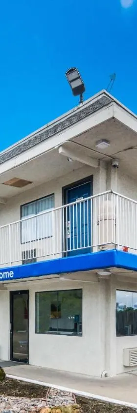 欧文达拉斯汽车旅馆6，位于欧文的酒店