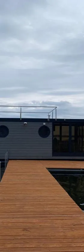 Houseboat Park Wodny Cieszyno，位于兹沃切涅茨的酒店