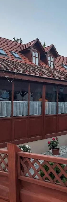 Hat Testvér Fogadó，位于Dömsöd的酒店