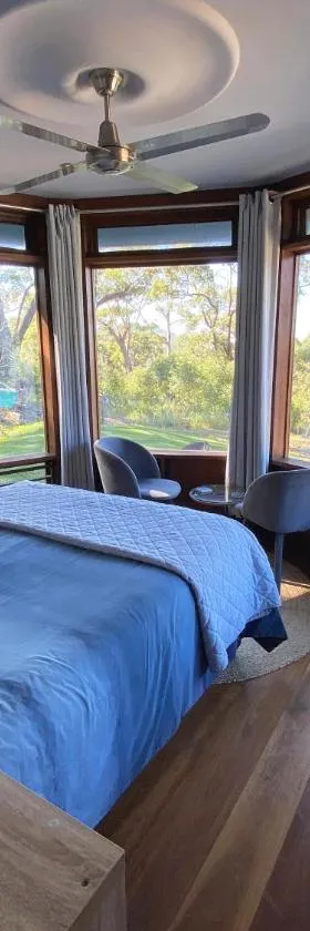 The Pool House - Crescent Head - stunning ocean views, pet friendly，位于新月岬的酒店