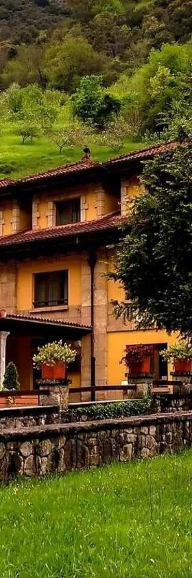 Logis Hotel Restaurante La Casa de Juansabeli，位于阿里纳斯·德·卡伯瑞勒斯的酒店