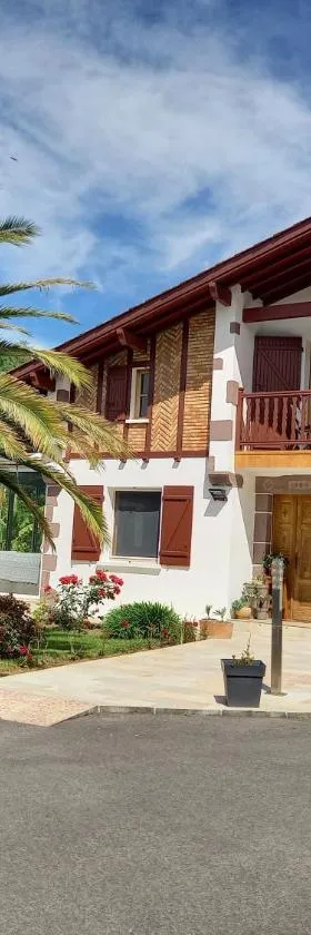 Villa Goxoki avec piscine Saint Jean Pied de Port，位于圣让皮耶德波尔的酒店