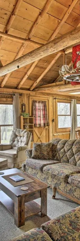 Rustic River View Cabin with Fire Pit, Games and Grill，位于霍顿湖的酒店