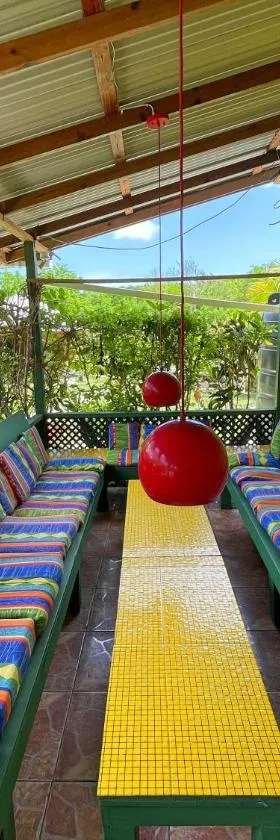 Judy House 2 - Lewis Backpacker Hostel，位于Little Bay的酒店