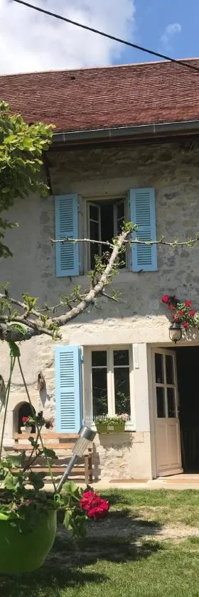 Chambres d'hôtes des Deux Lacs，位于Ceyzérieu的酒店