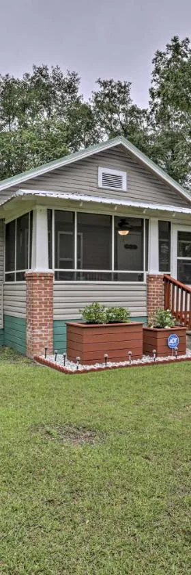 Renovated Home with Screened-In Patio on Hwy 90!，位于昆西的酒店