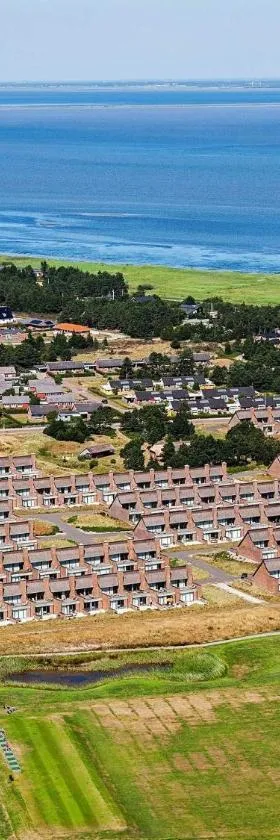 8 person holiday home on a holiday park in Rømø，位于森讷比的酒店