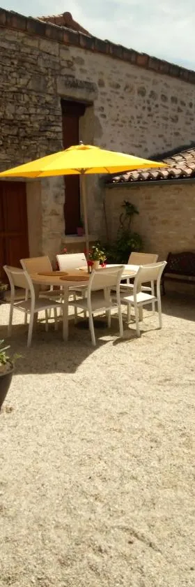 CHAMBRE A LA CAMPAGNE - CHARENTE，位于La Rochette的酒店