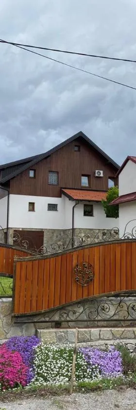 Ethno House Izvor，位于Vrelo Koreničko的酒店