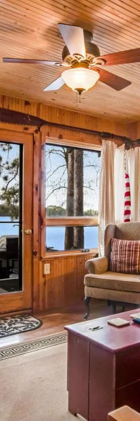 Bucky's PineIsle Retreat，位于Three Lakes的酒店