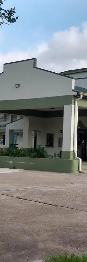 Highland Inn Denham Springs Baton Rouge East，位于德纳姆斯普林斯的酒店