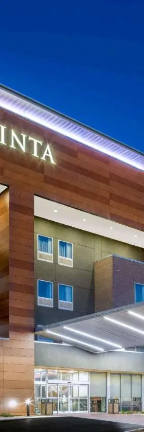 La Quinta Inn & Suites by Wyndham Louisville NE - Old Henry Rd，位于路易斯威尔的酒店
