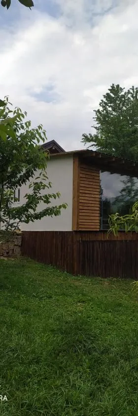Lenilenii Bungalows，位于亚伊采的酒店