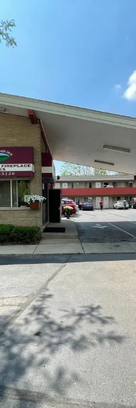 VIBE INN - WHIRLPOOLS SUITES - Lyons，位于莱昂斯的酒店