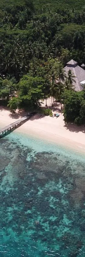 Coral Eye Boutique Resort and Marine Outpost，位于Likupang的酒店