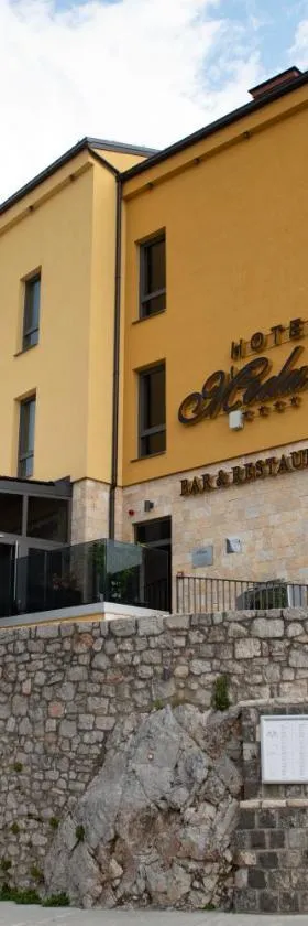 Hotel Meduza，位于塞尼的酒店