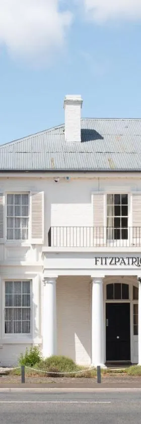 Fitzpatricks Inn，位于Westbury的酒店