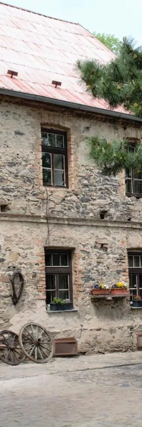 Na koňské farmě，位于Malečov的酒店