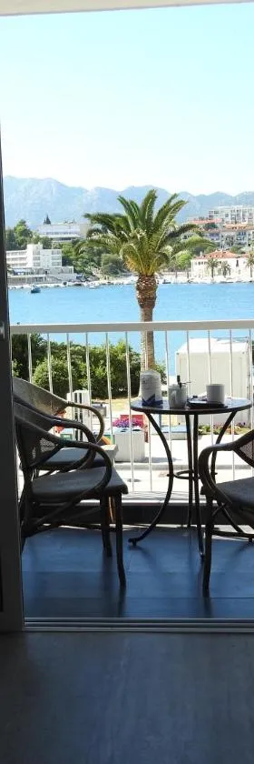 Apartment Fabry Riva Ploče，位于普洛切的酒店
