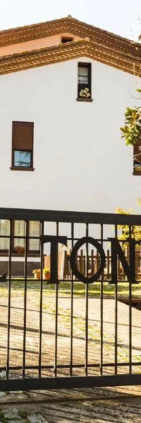 El Niu - L'Amagatall de Cal Tonedor Guest House，位于Vallgorguina的酒店